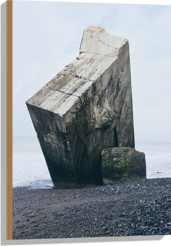 WallClassics - Hout - Grote Hoekige Steen op Kiezestrand - 50x75 cm - 12 mm dik - Foto op Hout (Met Ophangsysteem)