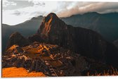WallClassics - Dibond - Machu Pichu Berg in Peru bij Zonsondergang - 75x50 cm Foto op Aluminium (Wanddecoratie van metaal)
