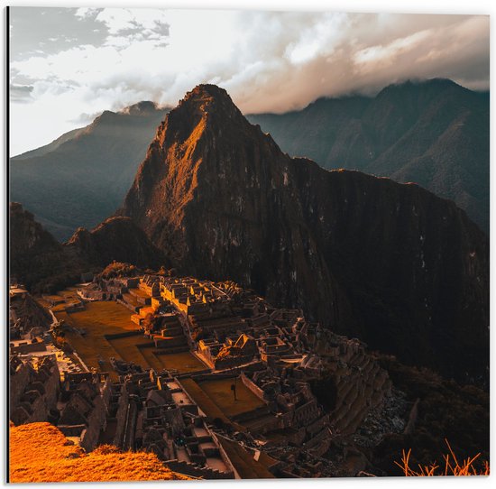 WallClassics - Dibond - Machu Pichu Berg in Peru bij Zonsondergang - 50x50 cm Foto op Aluminium (Met Ophangsysteem)