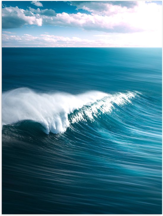 WallClassics - Poster (Mat) - Grote Golf op Helderblauwe Zee met Wolken - 30x40 cm Foto op Posterpapier met een Matte look