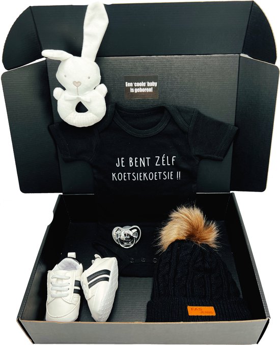 Kraamcadeau Koetsiekoetsie - romper - babysneakers - rammelaar - 2 maten - speen - mutsje - rechtstreeks versturen als cadeau mogelijk van Koetsiekoetsie — afbeelding 2
