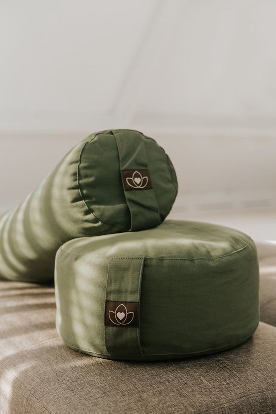 Olijfgroen langwerpig kussen op een olijfgroen rond meditatiekussen, met een bruin label met lotus logo.