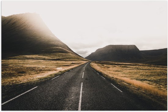 WallClassics - Glossy Poster - Road Through Abandoned Area With Montagnes - 60x40 cm Photo sur Papier Poster avec Finition Brillante