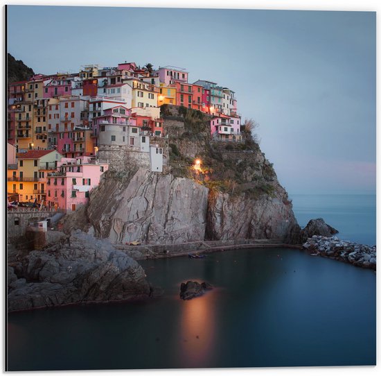 WallClassics - Dibond - Verlicht Gekleurd dorpje aan Water - 50x50 cm Foto op Aluminium (Met Ophangsysteem)