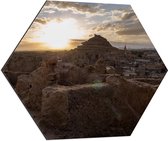 WallClassics - Dibond Hexagon - Zonlicht over Stad bestaande uit Rotsen - 70x60.9 cm Foto op Hexagon (Met Ophangsysteem)