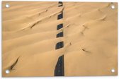 WallClassics - Tuinposter – Weg in Woestijn onder Zand - 60x40 cm Foto op Tuinposter  (wanddecoratie voor buiten en binnen)