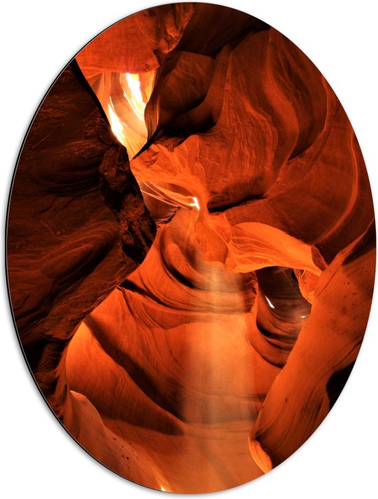 WallClassics - Dibond Ovaal - Zonnestralen door Antelope Canyon - 51x68 cm Foto op Ovaal (Met Ophangsysteem)