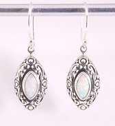 Traditionele bewerkte zilveren oorbellen met welo opaal