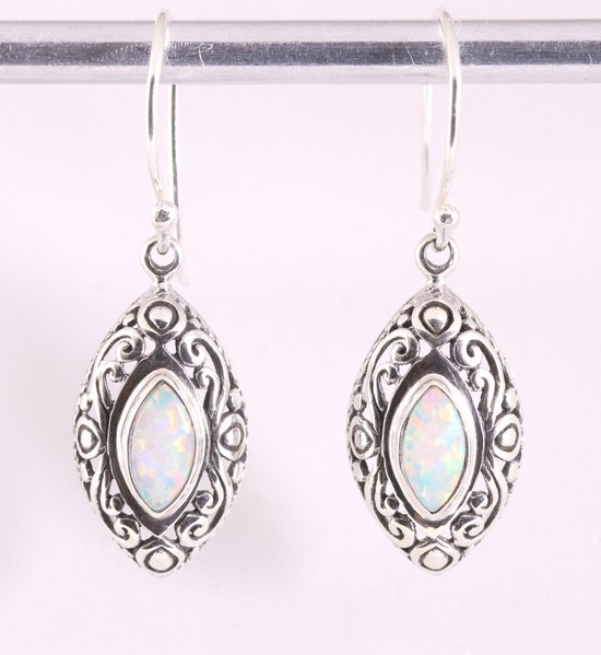 Traditionele bewerkte zilveren oorbellen met welo opaal