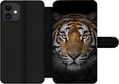 Bookcase Geschikt voor iPhone 11 telefoonhoesje - Tijger - Wilde dieren - Portret - Zwart - Dieren - Met vakjes - Wallet case met magneetsluiting