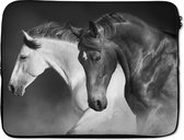Laptophoes 15.6 inch - Paarden - Dieren - Zwart - Wit - Portret - Laptop sleeve - Binnenmaat 39,5x29,5 cm - Zwarte achterkant