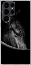 Geschikt voor Samsung Galaxy S22 Ultra hoesje - Paarden - Portret - Zwart - Dieren - Siliconen Telefoonhoesje