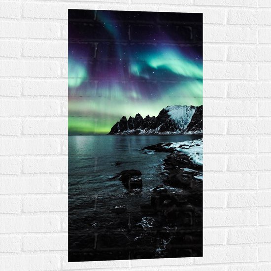 WallClassics - Muursticker - Noorderlicht over Bergen en Water - 50x100 cm Foto op Muursticker