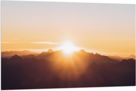 WallClassics - Vlag - Ondergaande Zon achter de Bergen - 120x80 cm Foto op Polyester Vlag