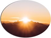 WallClassics - Dibond Ovaal - Ondergaande Zon achter de Bergen - 56x42 cm Foto op Ovaal (Met Ophangsysteem)