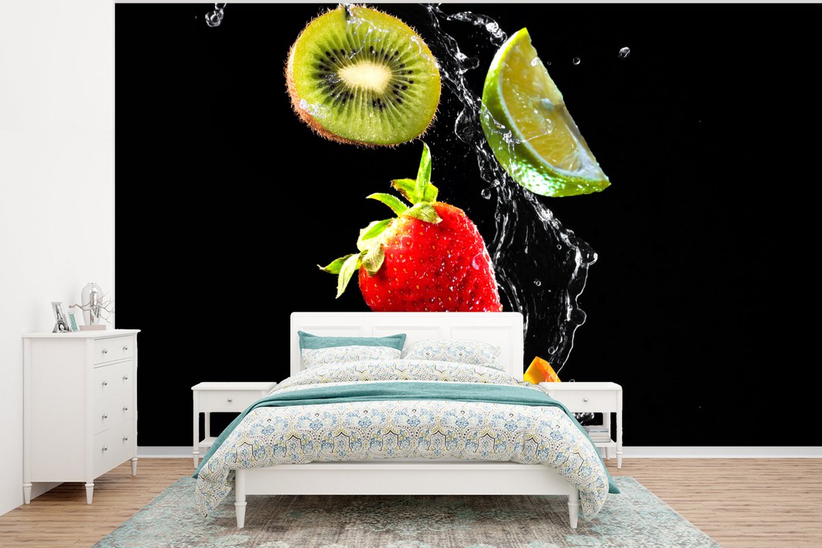 Behang - Fotobehang Fruit - Water - Zwart - Stilleven Aardbei - Kiwi - Breedte 295 cm x hoogte 220 cm