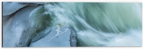 WallClassics - Dibond - Blauw Stromend Water langs Stenen - 60x20 cm Foto op Aluminium (Met Ophangsysteem)