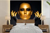 Behang - Fotobehang Vrouw - Portret - Goud - Luxe - Zwart - Breedte 220 cm x hoogte 220 cm