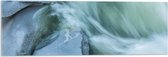 WallClassics - Acrylglas - Blauw Stromend Water langs Stenen - 90x30 cm Foto op Acrylglas (Wanddecoratie op Acrylaat)