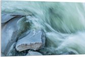 WallClassics - Acrylglas - Blauw Stromend Water langs Stenen - 120x80 cm Foto op Acrylglas (Wanddecoratie op Acrylaat)