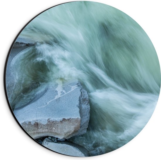 WallClassics - Dibond Muurcirkel - Blauw Stromend Water langs Stenen - 20x20 cm Foto op Aluminium Muurcirkel (met ophangsysteem)