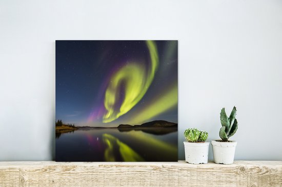 Aluminium schilderij 20x20 cm - Wanddecoratie metaal - Noorderlicht - Zweden - Paars - Water - Groen - Metalen muurdecoratie woonkamer - Decoratie industrieel - Foto op dibond - Industriële accessoires slaapkamer