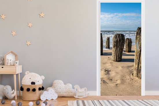 Deurposter 90x205 cm - Deursticker Zand - Strand - Paal - Water - Zomer - Meubelfolie zelfklevend - Deurfolie woonkamer - Interieurfolie fotobehang - Deur plakfolie - Deurstickers - Deurbehang sticker - Kamer decoratie