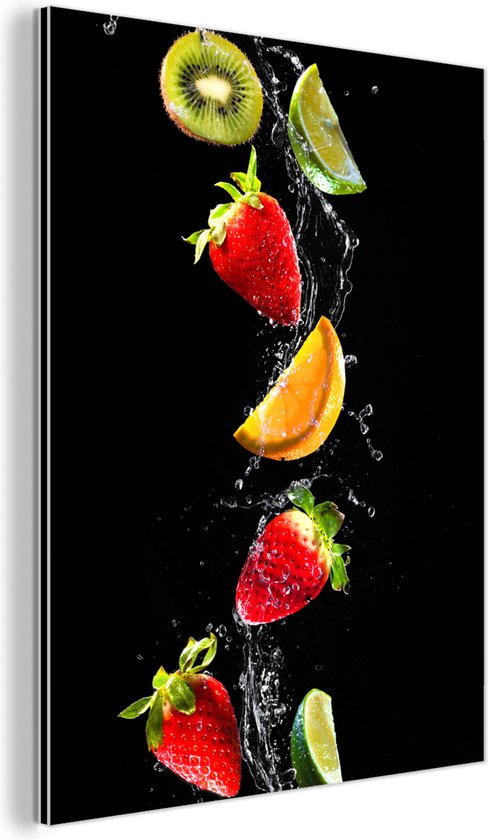 Wanddecoratie Metaal - Aluminium Schilderij Industrieel - Fruit - Water - Zwart - Stilleven Aardbei - Kiwi - 30x40 cm - Dibond - Foto op aluminium - Industriële muurdecoratie - Voor de woonkamer/slaapkamer