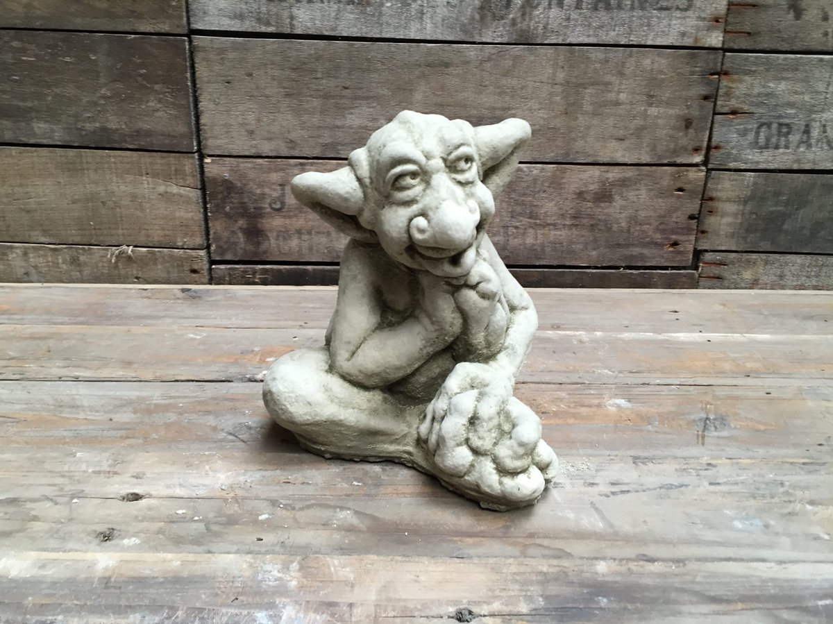 Betonnen tuinbeeld - nieuwsgierige Goblin - Trol - Kabouter