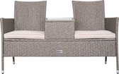Grijze polyrattan tweepersoons tuinbank met beige kussens en een ingebouwde tafel, afgebeeld op een witte achtergrond.