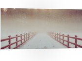 WallClassics - PVC Schuimplaat- Rode Brug met Sneeuw en Mist bij Bos - 100x50 cm Foto op PVC Schuimplaat