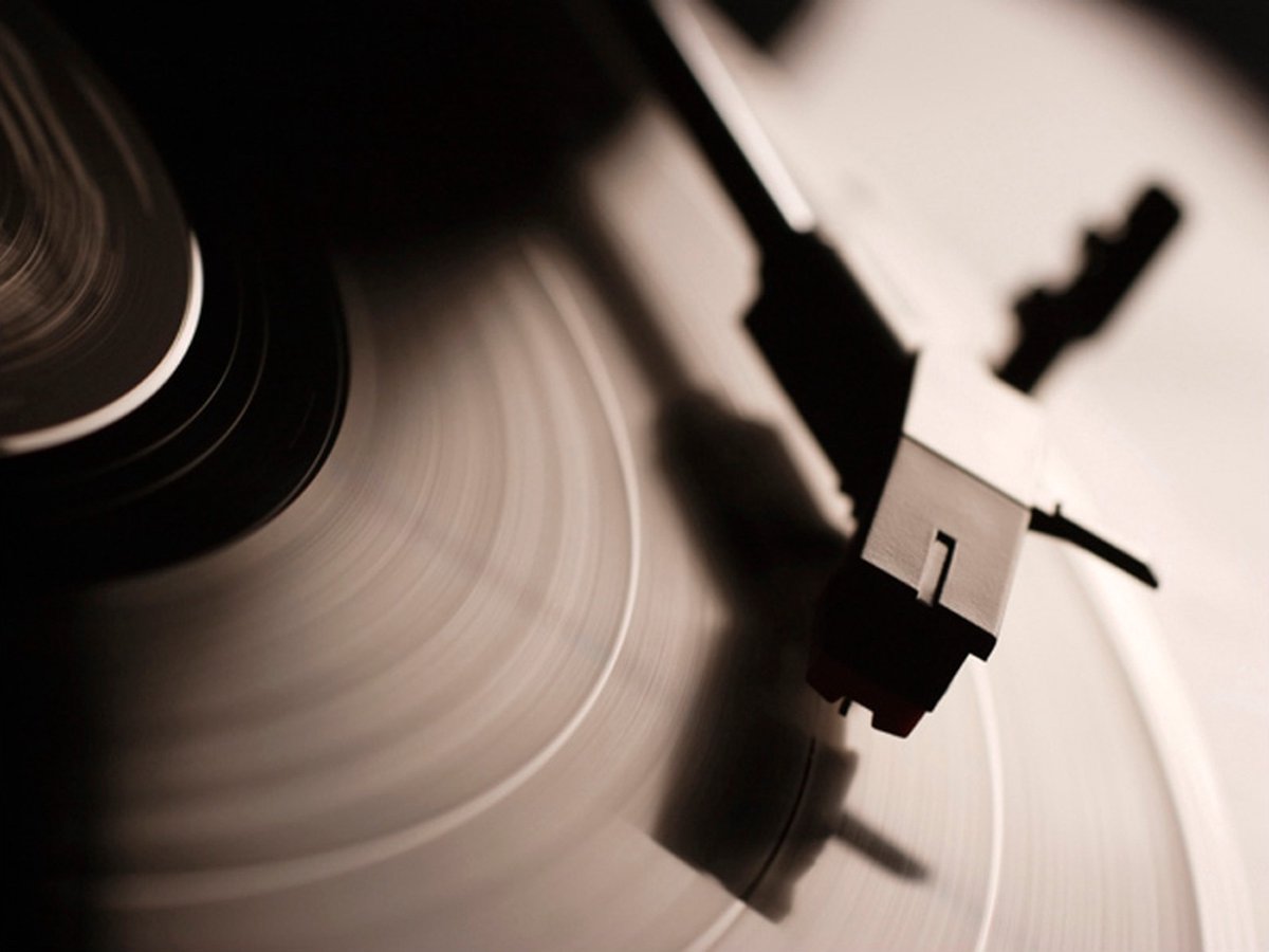 Fotobehang - Gramophone and vinyl record.