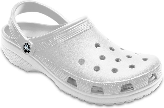 Witte Crocs klomp met bandje om de hiel en perforaties op de neus.