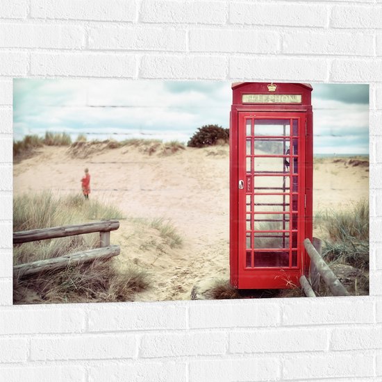 WallClassics - Muursticker - Rode Telefooncel in Duinen - 90x60 cm Foto op Muursticker