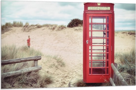 WallClassics - Vlag - Rode Telefooncel in Duinen - 105x70 cm Foto op Polyester Vlag