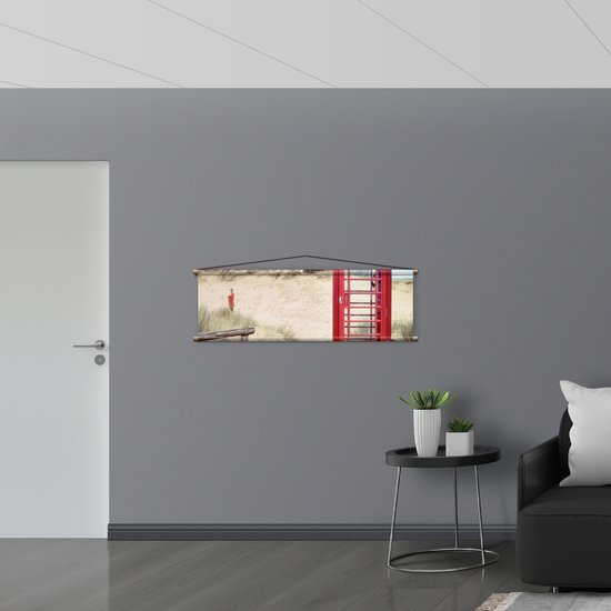 WallClassics - Poster Textile - Cabine Téléphonique Rouge dans les Dunes - 120x40 cm Photo sur Textile