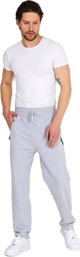 Man in grijze joggingbroek met trekkoord en zakken.