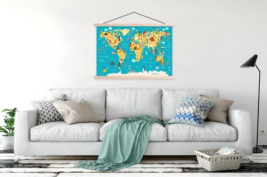 Carte du monde pour enfants avec animaux, accrochée à un cadre en bois sur un mur blanc au-dessus d'un canapé.