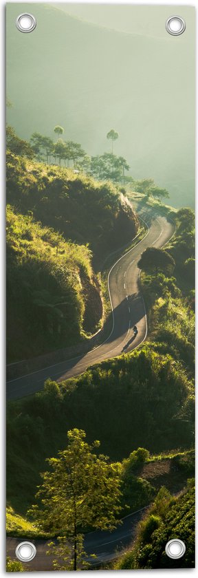 WallClassics - Tuinposter – Auto op Smalle weg bij Groene Berg - 20x60 cm Foto op Tuinposter  (wanddecoratie voor buiten en binnen)