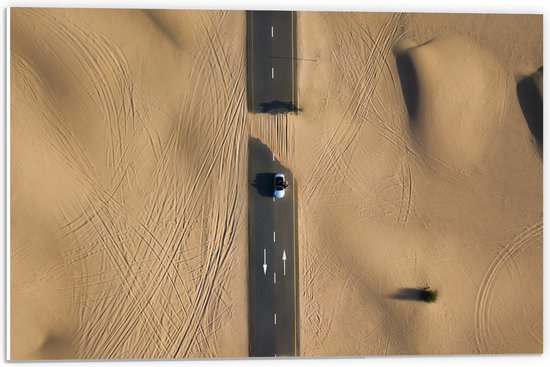 WallClassics - PVC Schuimplaat- Auto op Weg door Woestijn - 60x40 cm Foto op PVC Schuimplaat
