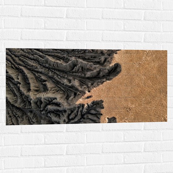 WallClassics - Muursticker - Bovenaanzicht van Rotsen van Berg - 100x50 cm Foto op Muursticker