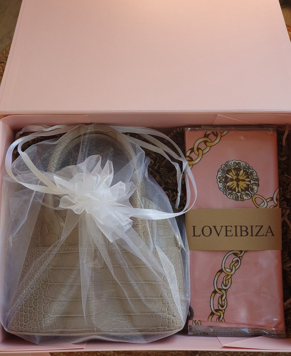 Luxe Pink Gift box - Bag & Bandana - geschenkset dames sale - geschenkset dames - giftset dames - geschenkset vrouwen - gift set vrouwen - geschenkdoos vrouwen - giftsets voor vrouwen - gift sets voor haar - Italiaanse handtas cadeeau set - Handtas