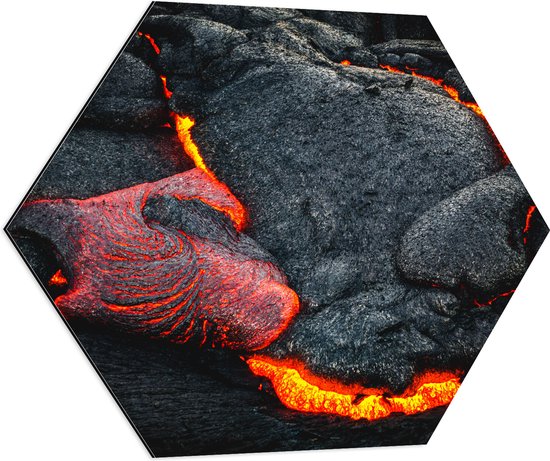 WallClassics - Dibond Hexagon - Brandend Magma bij Vulkaan - 80x69.6 cm Foto op Hexagon (Met Ophangsysteem)