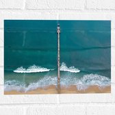 WallClassics - Muursticker - Bovenaanzicht van Vlonder over Zee - 40x30 cm Foto op Muursticker
