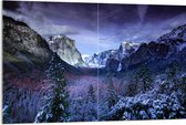 WallClassics - Acrylglas - Besneeuwde Bergen met Bomen en Rotsen - 120x80 cm Foto op Acrylglas (Met Ophangsysteem)