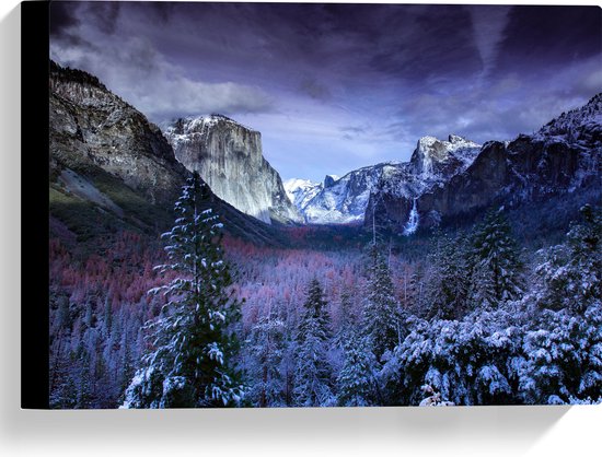 WallClassics - Canvas  - Besneeuwde Bergen met Bomen en Rotsen - 40x30 cm Foto op Canvas Schilderij (Wanddecoratie op Canvas)