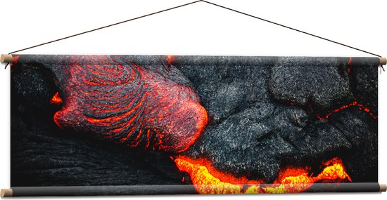 WallClassics - Textielposter - Brandend Magma bij Vulkaan - 120x40 cm Foto op Textiel