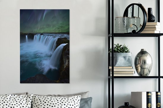 Canvas Schilderij Het stromende water van de Gullfoss waterval en het schitterende noorderlicht erboven - 60x90 cm - Wanddecoratie