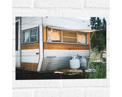 WallClassics - Muursticker - Oude Veroeste Caravan - 40x30 cm Foto op Muursticker
