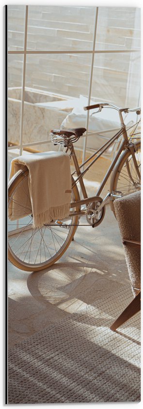 WallClassics - Dibond - Fiets geparkeerd in Beige Huis - 20x60 cm Foto op Aluminium (Wanddecoratie van metaal)